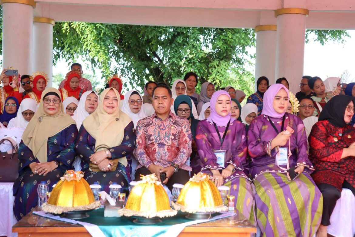 TP PKK Wajo Unjuk Kreatifitas dalam Jambore PKK di Bone Sulsel, Sutra Jadi Primadona Buah Tangan Kader