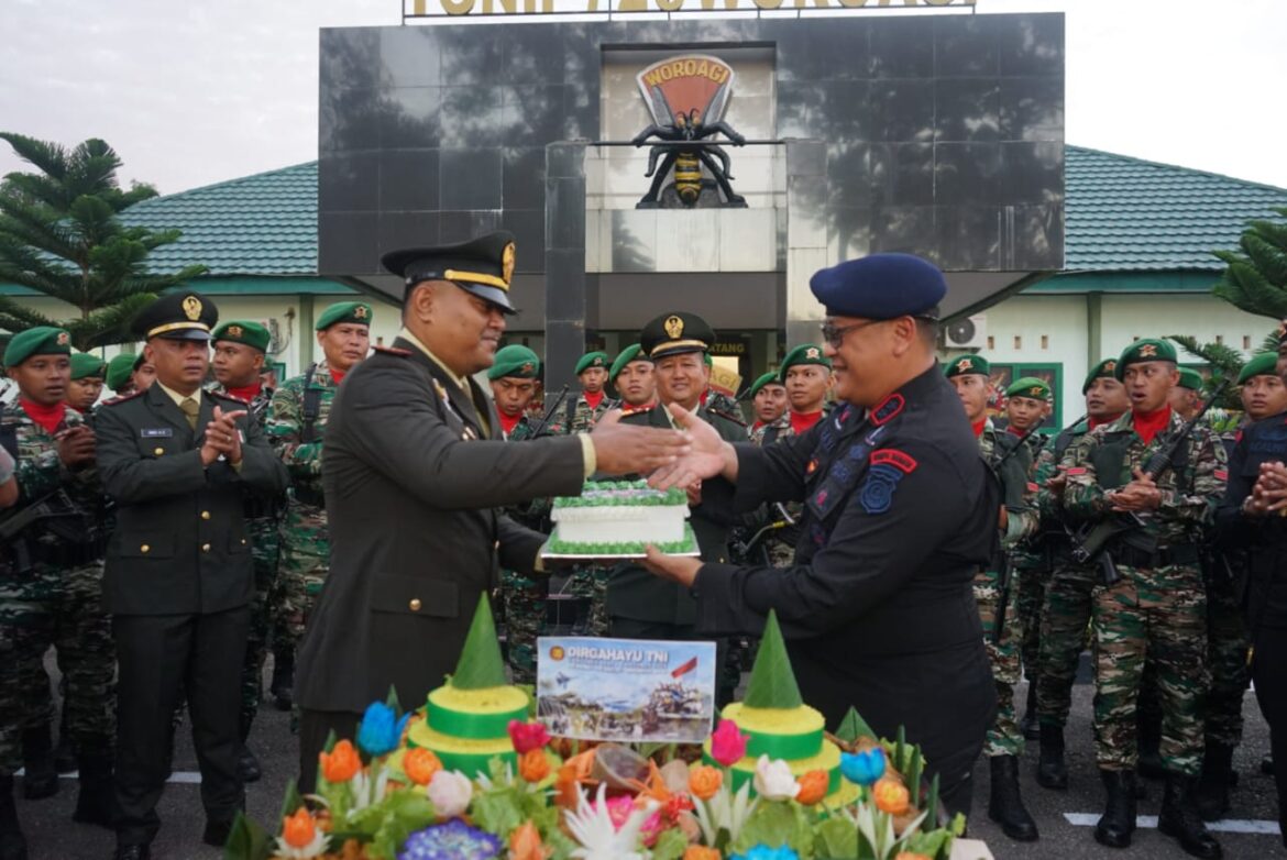 Jalin Soliditas dan Sinergitas, Brimob Polda Sultra Beri Kejutan di HUT ke-80 TNI di Batalyon 725 Woroagi