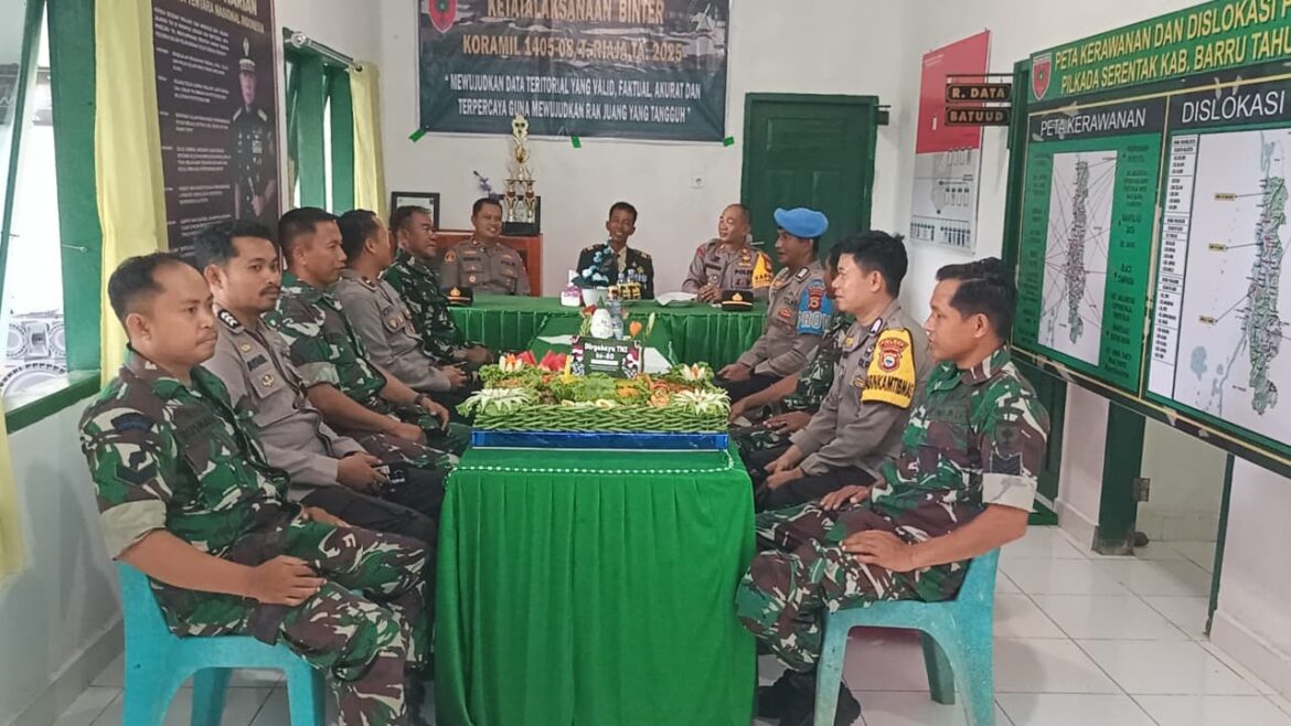 ​Wujud Sinergitas TNI-POLRI: Kapolsek Tanete Riaja dan Kapolsek Pujananting Berikan Tumpeng dan Kue HUT TNI Ke-80 di Koramil 1405-08 Tanete Riaja