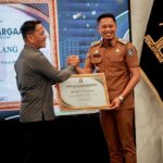 Bupati Enrekang Meraih Penghargaan Dari Menteri Hukum dan Ham. Bupati Enrekang Meraih Penghargaan Dari Menteri Hukum dan Ham.