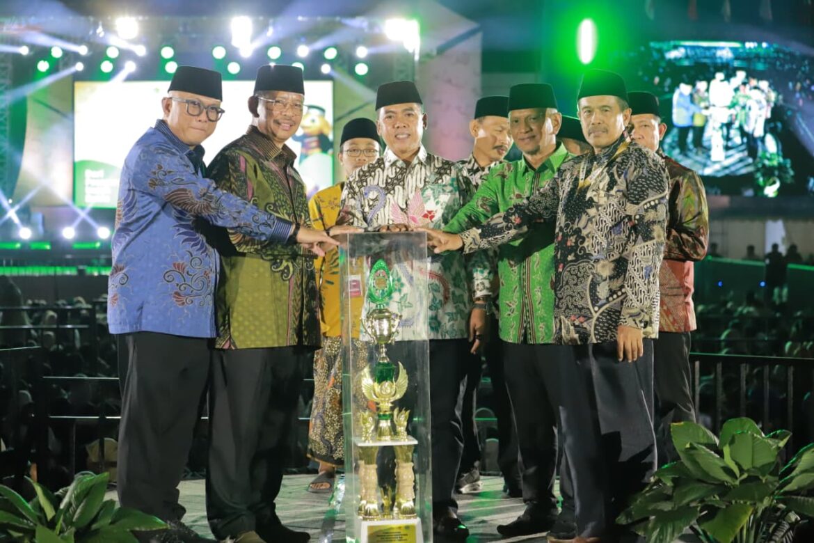 Bupati  dan Wakil Bupati Menghadiri malam Penutupan Musabaqah Qiraatil Kutub (MQK) Nasional ke-8 dan Internasional Ke-1