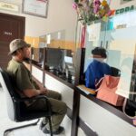 *Penyidik Ditreskrimum Polda Sultra Kirim Berkas Perkara Anggota DPRD Wakatobi Yang Terlibat Penganiayaan di Kejati Sultra* *Penyidik Ditreskrimum Polda Sultra Kirim Berkas Perkara Anggota DPRD Wakatobi Yang Terlibat Penganiayaan di Kejati Sultra*