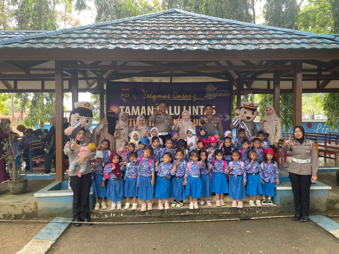 *Subdit Kamsel Ditlantas Polda Sultra Edukasi Tertib Lalu Lintas Siswa TK Wulele Sanggula II UHO di Taman Lalu Lintas*