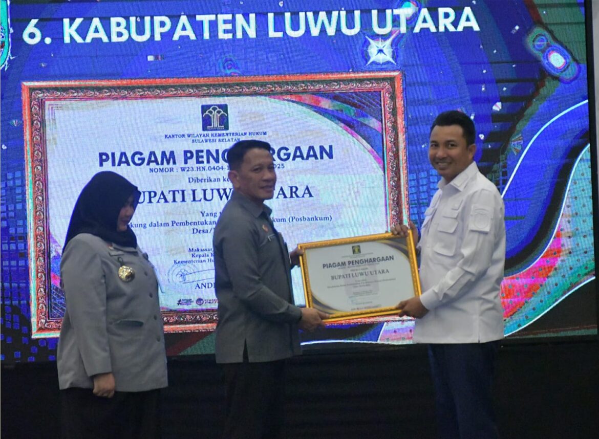 Bupati Lutra Terima Penghargaan dari Kemenkum SulSel, Posbankum Hingga Tingkat Desa Kelurahan.