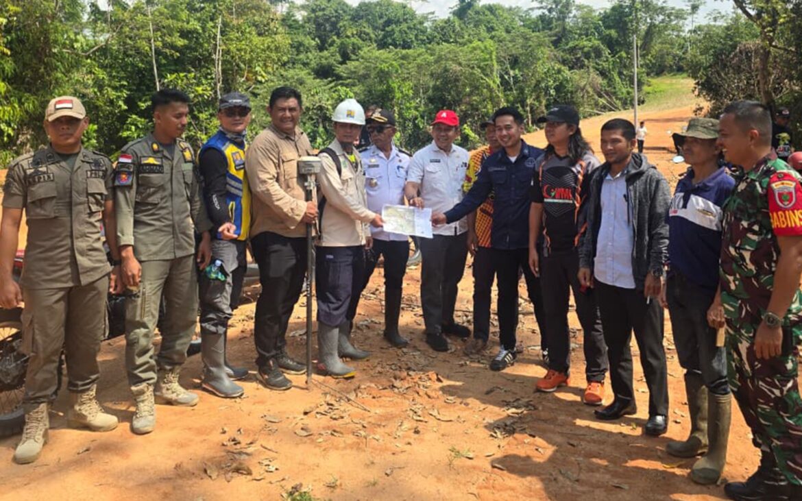 Tim Kantor ATR / BPN Luwu Utara Memastikan Lahan Milik Pemda Di Desa Kamiri Kecamatan Masamba.