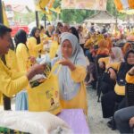 Menyambut HUT Ke-61, Partai Golkar Lutra Gelar Pasar Murah Untuk Masyarakat. Menyambut HUT Ke-61, Partai Golkar Lutra Gelar Pasar Murah Untuk Masyarakat.