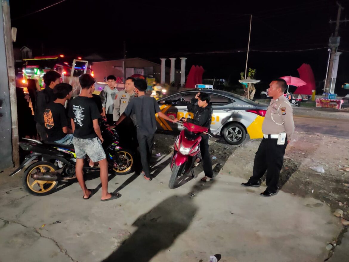 Polsek Bone-Bone Laksanakan Patroli Dialogis Guna Ciptakan Situasi Aman Dan Kondusif.