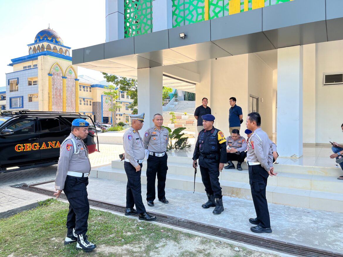 *Gegana Satbrimob Polda Sultra Laksanakan Sterilisasi Lokasi STQH Nasional XXVIII di Kota Kendari*