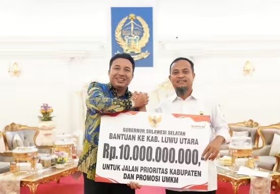 Gubernur Sulsel Serahkan Bantuan Keuangan Senilai Rp10 Miliar Pada Luwu Utara.