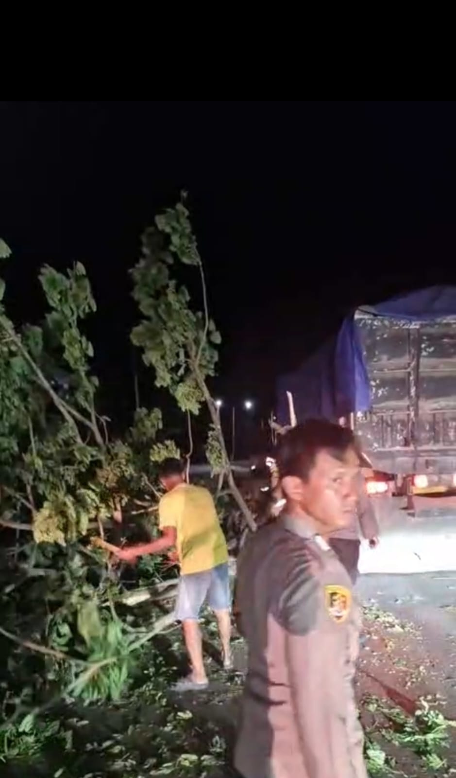 Sinergi Polisi dan Warga: Aksi Cepat Polsek Balusu Bersihkan Pohon Tumbang di Madello