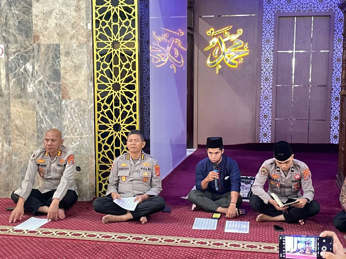 Personel Polda Sultra Ikuti Kegiatan Binrohtal Bersama Ustad Dr. Muh. Danial di Masjid Al Amin