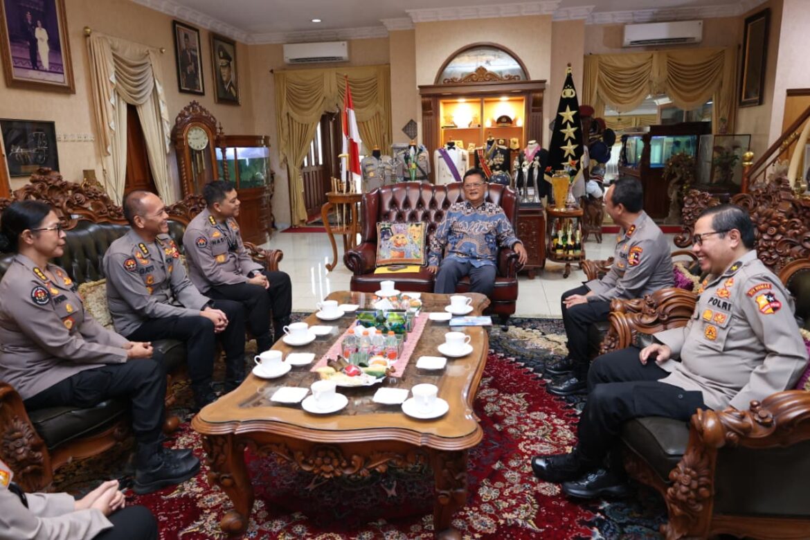 *Polri Dengarkan Aspirasi Warga Rahandouna dalam Kegiatan “Jumat Curhat” Bersama Polda Sultra*