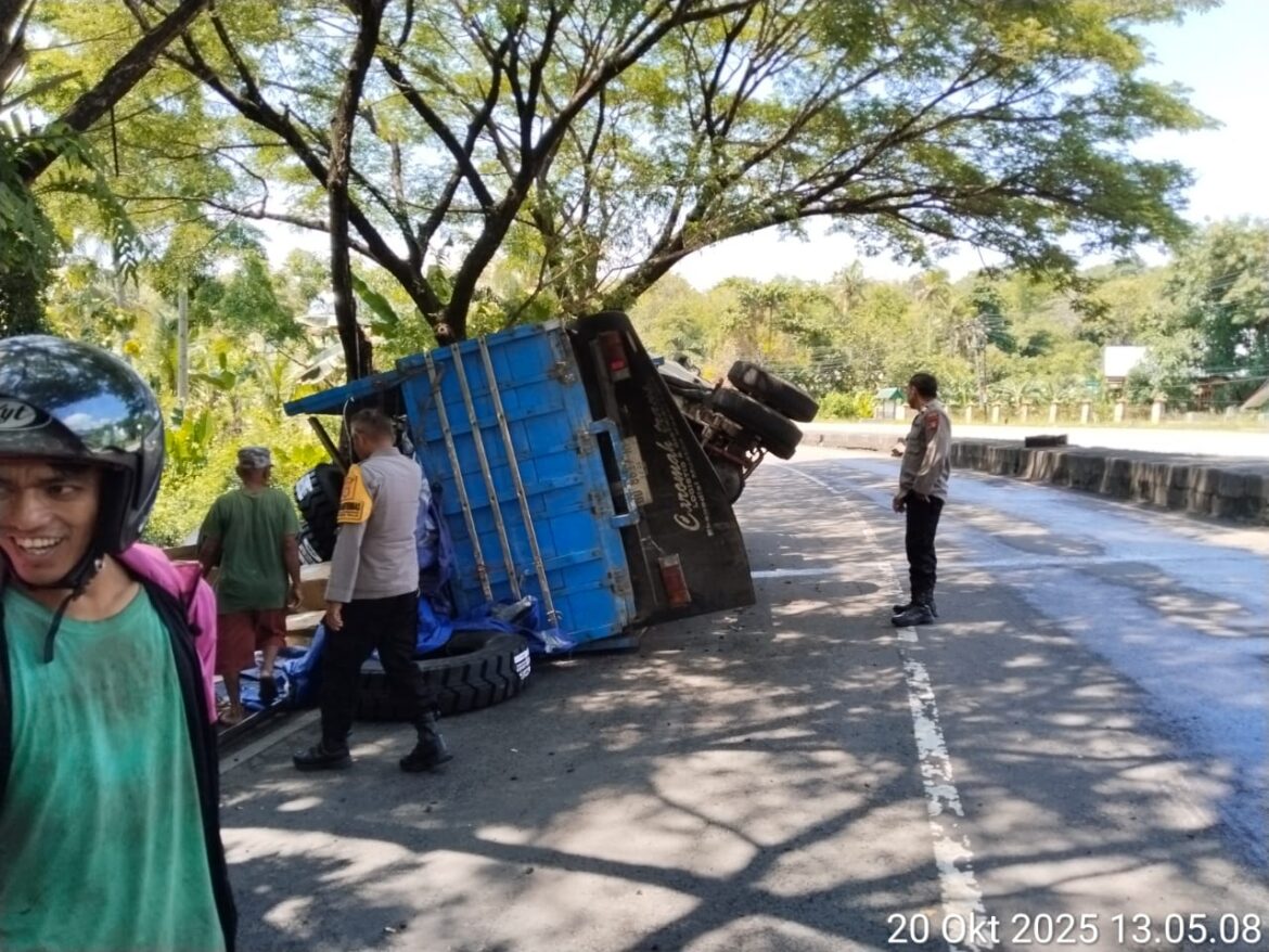 Ambil Lajur Kanan di Tikungan Curam, Truk Pengangkut Panel Kayu Rute Makassar-Morowali Terbalik di Barru