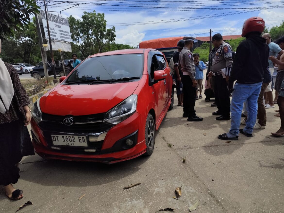 *Unit Patroli PJR Ditlantas Polda Sultra Berhasil Amankan Pelaku Pencurian Kendaraan Bermotor di Wilayah Mandonga*  Kendari – Senin, 20 Oktober 2025  Unit Patroli Satuan Patroli Jalan Raya (PJR) Ditlantas Polda Sulawesi Tenggara berhasil menggagalkan aksi pencurian kendaraan bermotor roda dua (R2) di wilayah Kelurahan Mandonga, Kota Kendari.  Peristiwa tersebut bermula saat personel Unit Patroli PJR sedang melaksanakan kegiatan patroli rutin dan secara kebetulan menerima informasi dari warga masyarakat tentang adanya dugaan pencurian kendaraan bermotor di sekitar lokasi tersebut.  Menindaklanjuti informasi itu, petugas segera menuju ke Tempat Kejadian Perkara (TKP) dan mendapati dua orang yang dicurigai sebagai pelaku tengah berusaha melarikan diri. Berkat kesigapan personel, salah satu pelaku berhasil diamankan beserta barang bukti satu unit sepeda motor milik korban, sementara satu pelaku lainnya melarikan diri dan saat ini dalam pengejaran pihak kepolisian.  Diketahui, korban dari tindak pidana pencurian tersebut merupakan seorang penyandang disabilitas (tuna wicara). Petugas kemudian menyerahkan pelaku dan barang bukti ke Polsek Mandonga untuk proses hukum lebih lanjut.  Kasat PJR Ditlantas Polda Sultra, Kompol Tiswan, S. H. menyampaikan bahwa keberhasilan ini tidak terlepas dari kecepatan respon personel di lapangan serta peran aktif masyarakat yang memberikan informasi kepada petugas.  > “Kami mengapresiasi kepedulian warga yang segera melaporkan kejadian tersebut. Sinergi antara masyarakat dan aparat kepolisian menjadi kunci utama dalam menjaga keamanan dan ketertiban di jalan raya,” ujar Kompol Ridwan, S. H. .    Situasi di sekitar lokasi kejadian saat ini telah aman dan terkendali. Masyarakat memberikan apresiasi atas kesigapan petugas dalam menindaklanjuti laporan serta menangani kasus tersebut dengan cepat dan profesional.