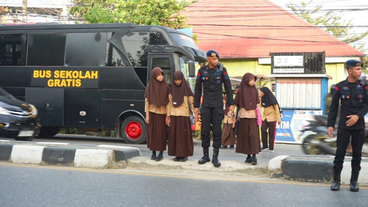 Satbrimob Polda Sultra Luncurkan Program Bus Sekolah Gratis bagi Pelajar di Kendari