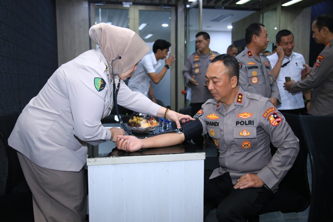 *Humas Polri Gelar Donor Darah Serentak, Terkumpul 16.619 Kantong dalam Rangka Hari Jadi ke-74*