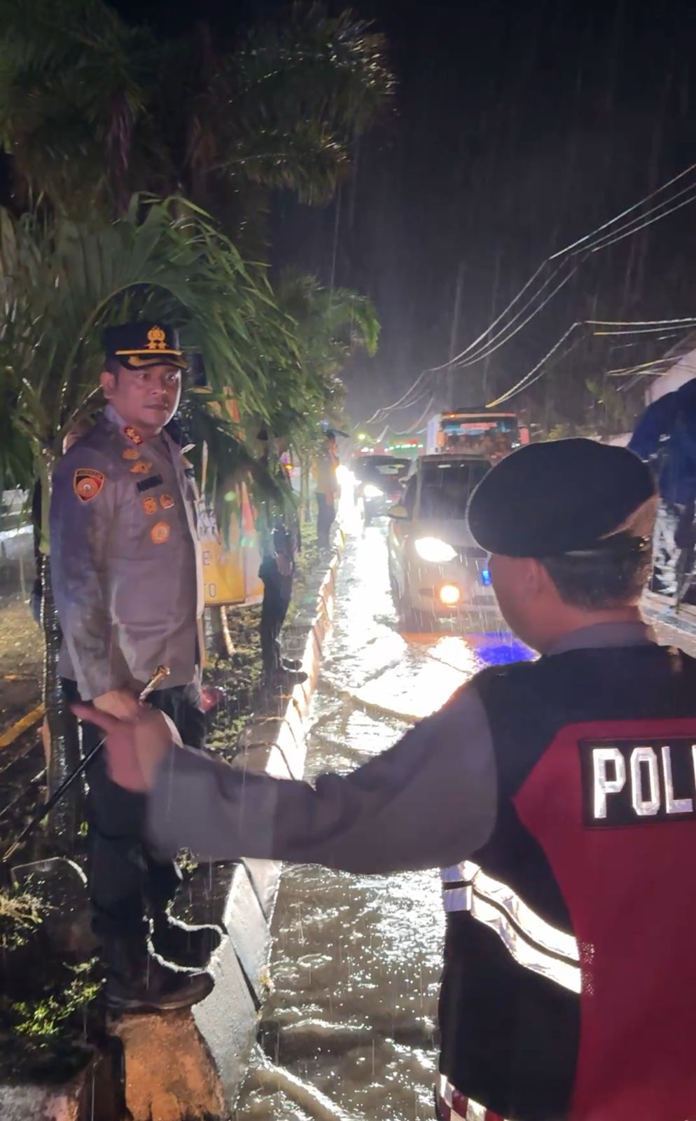 ​Banjir Lumpuhkan Trans Sulawesi, AKBP Ananda Fauzi Harahap Ambil Tindakan Drastis Selamatkan Jalur Makassar–Parepare