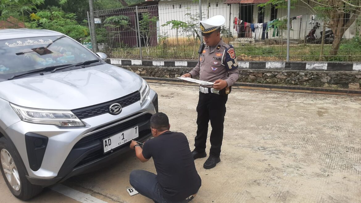 *GIAT PATROLI RUTIN SAT PJR UNIT 2 DITLANTAS POLDA SULTRA PANTAU AKTIVITAS MASYARAKAT DAN PENERTIBAN KENDARAAN DI KOTA KENDARI*