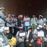 Aksi Damai Ribuan Guru Padati Halaman Kantor DPRD Luwu Utara Aksi Damai Ribuan Guru Padati Halaman Kantor DPRD Luwu Utara