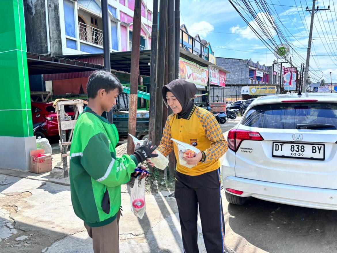 *Ditlantas Polda Sultra Gelar Jumat Berkah, Salurkan Bansos bagi Warga Kota Kendari*