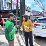 *Ditlantas Polda Sultra Gelar Jumat Berkah, Salurkan Bansos bagi Warga Kota Kendari*