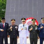 *Kapolda Sultra Menghadiri Upacara Hari Pahlawan di TMP Watubangga* *Kapolda Sultra Menghadiri Upacara Hari Pahlawan di TMP Watubangga*