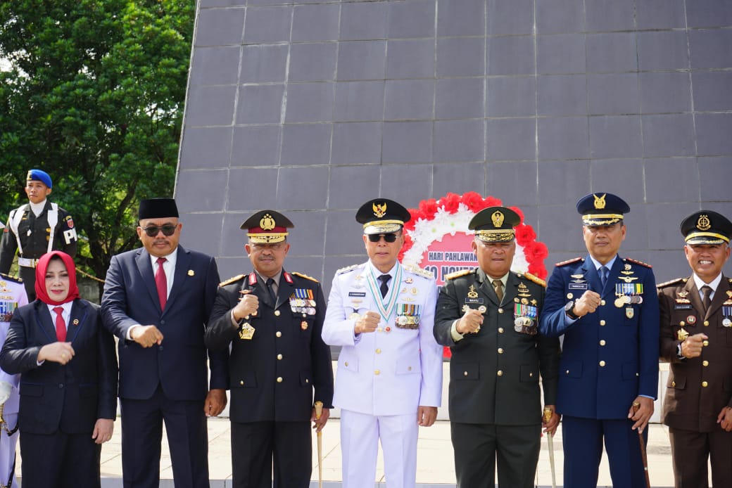 *Kapolda Sultra Menghadiri Upacara Hari Pahlawan di TMP Watubangga*