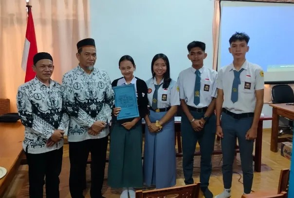 Kepedulian Datang Dari Siswa Siswi Dan Pengurus OSIS Terhadap Gurunya Yang Di PTDH Oleh MA.