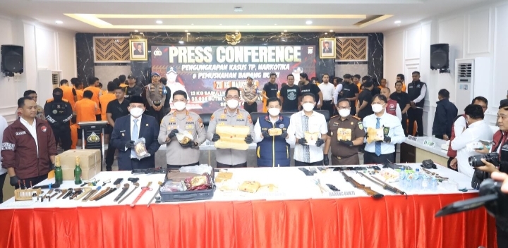 *Kapolda Sulsel Pimpin Press Conference Pengungkapan Kasus Narkotika dan Penculikan Anak di Bawah Umur*