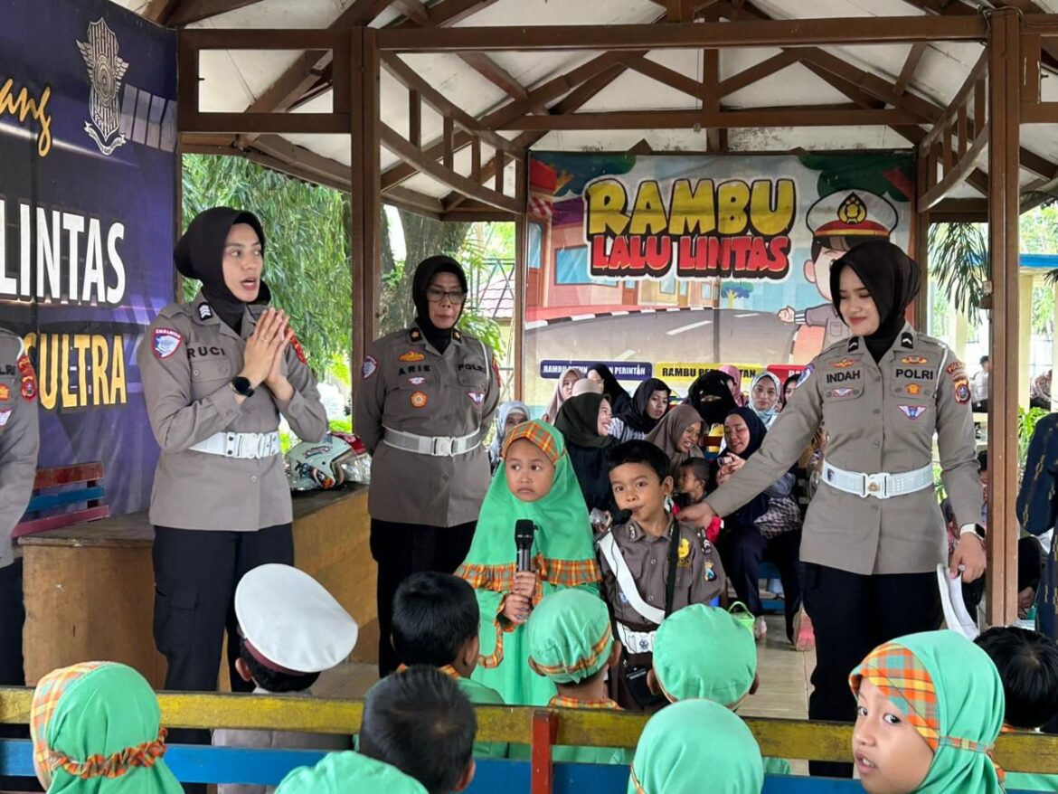 *Polda Sultra Tanamkan Tertib Berlalu Lintas Sejak Dini, Gelar Kegiatan Polisi Sahabat Anak Bersama TK IT Ummu Salamah*