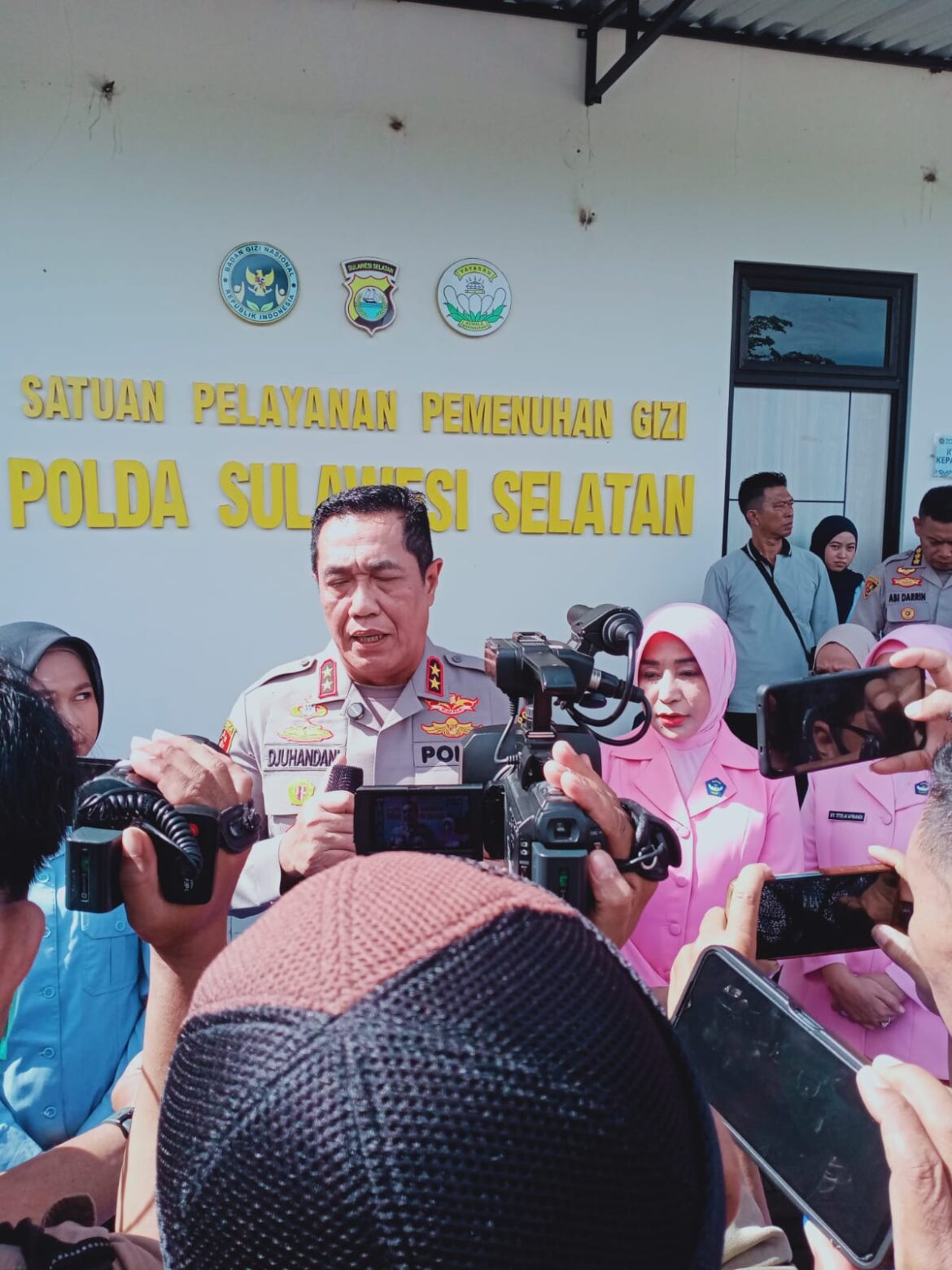 *Kapolda Sulsel dan Ketua Bhayangkari Daerah Tinjau SPPG Yayasan Kemala Bhayangkari Polda Sulsel*