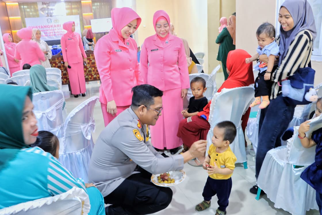 Cegah Stunting, Polres Barru Bersama Bhayangkari Beri Gizi Tambahan dan Edukasi Pola Asuh kepada 50 Anak