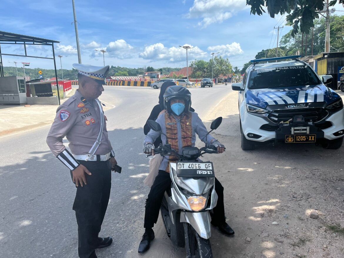 *Penegakan Disiplin Berlalu Lintas, Ditlantas Polda Sultra Berikan 91 Teguran dan 1 Tilang di Jalan Setia Budi