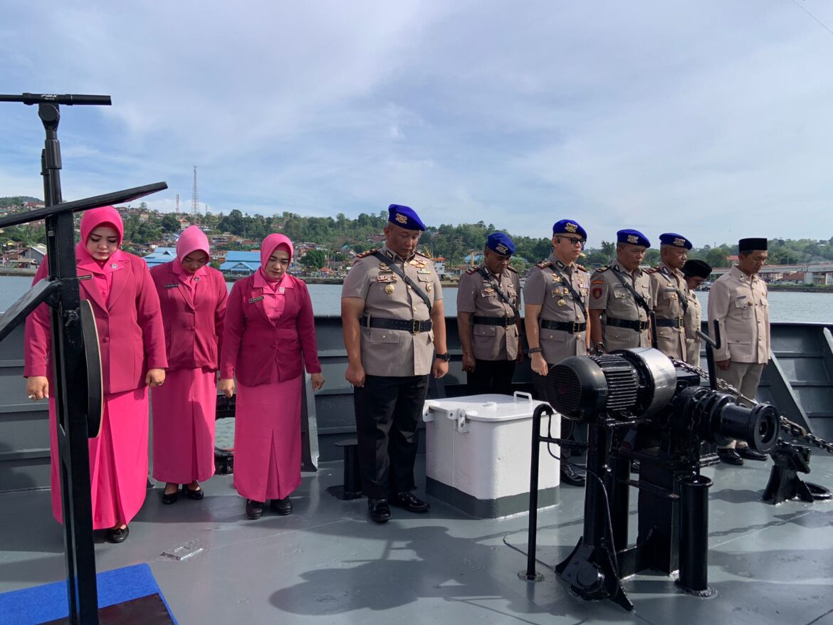 *Peringati HUT ke-75, Ditpolairud Polda Sultra Gelar Upacara Tabur Bunga di Teluk Kendari*