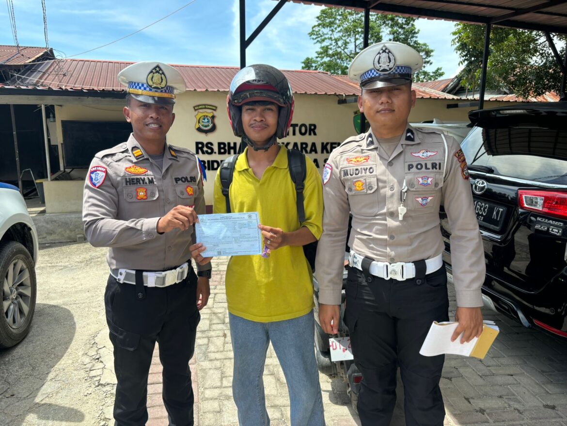 “_*Ditlantas Polda Sultra Optimalkan Edukasi Pengguna Jalan melalui Teguran bagi para pelanggar di Jalan depan RS Bhayangkara*._”