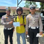 “_*Ditlantas Polda Sultra Optimalkan Edukasi Pengguna Jalan melalui Teguran bagi para pelanggar di Jalan depan RS Bhayangkara*._”