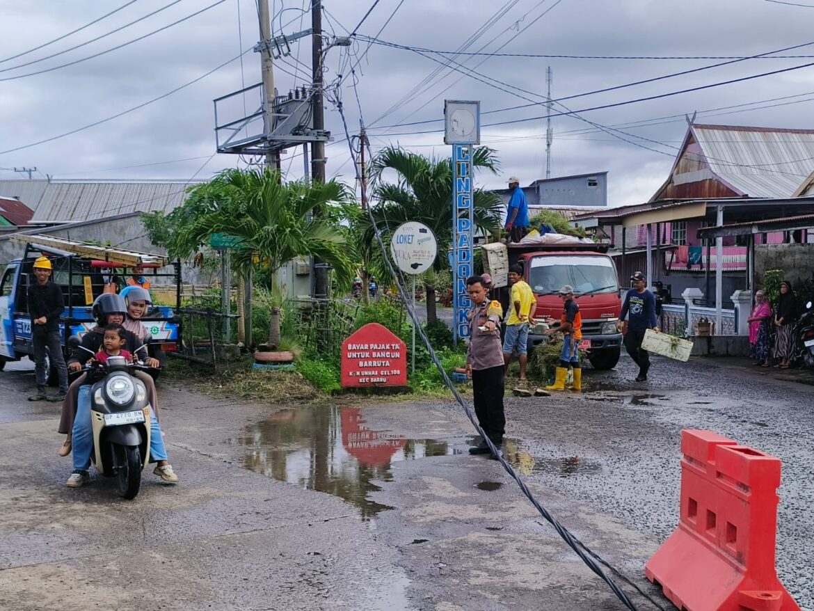 Membahayakan! Ledakan Trafo di Mangempang Putuskan Kabel Listrik, Bhabinkamtibmas Langsung Hubungi PLN