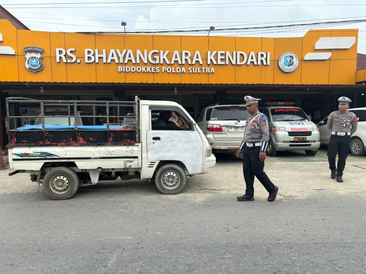 *Operasi Zebra Anoa 2025: Ditlantas Polda Sultra Berikan 20 Teguran kepada Pelanggar di Depan RS Bhayangkara*
