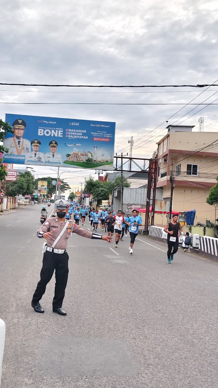 Personel Satlantas Polres Bone Melaksanakan Pengamanan Pengaturan, Penjagaan, dan Pengawasan Arus Lalu Lintas