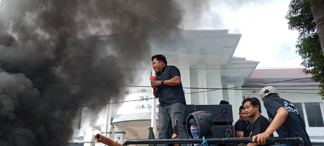 Rencana Penambangan Emas Ditolak Keras Masyarakat.