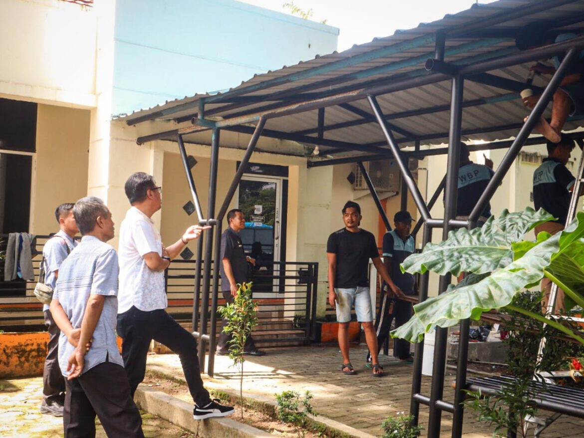 Bakti Sosial Rutan Barru: Warga Binaan ImiPas Bersihkan dan Percantik Musholla di Barru