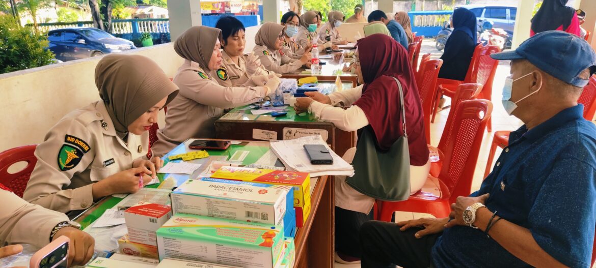 Korpri Polda Sultra Gelar Pengobatan Gratis dan Pembagian Kacamata di Lepo-Lepo, Ratusan Warga Antusias