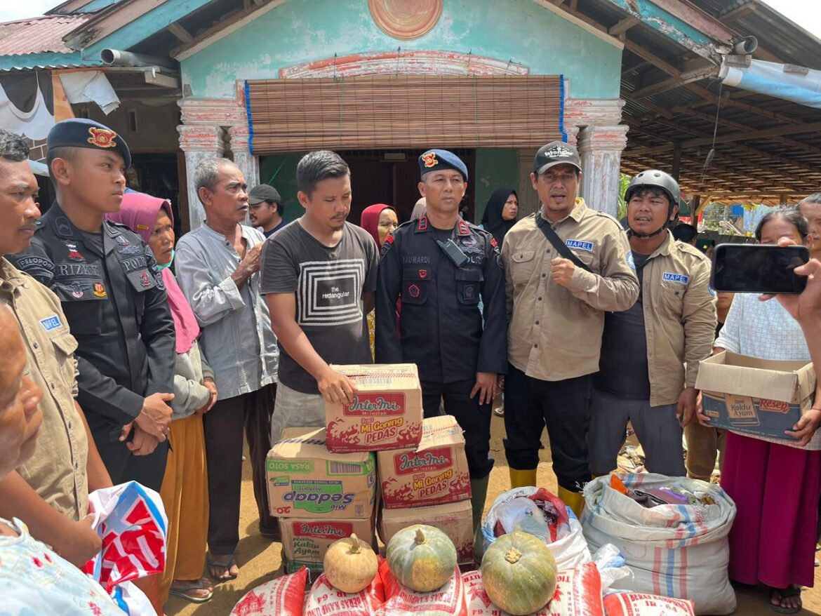 Brimob Polda Sumut Bersama Relawan Mapel Indonesia Salurkan Bantuan Sembako untuk Warga Terdampak Bencana di Sibolga–Tapteng