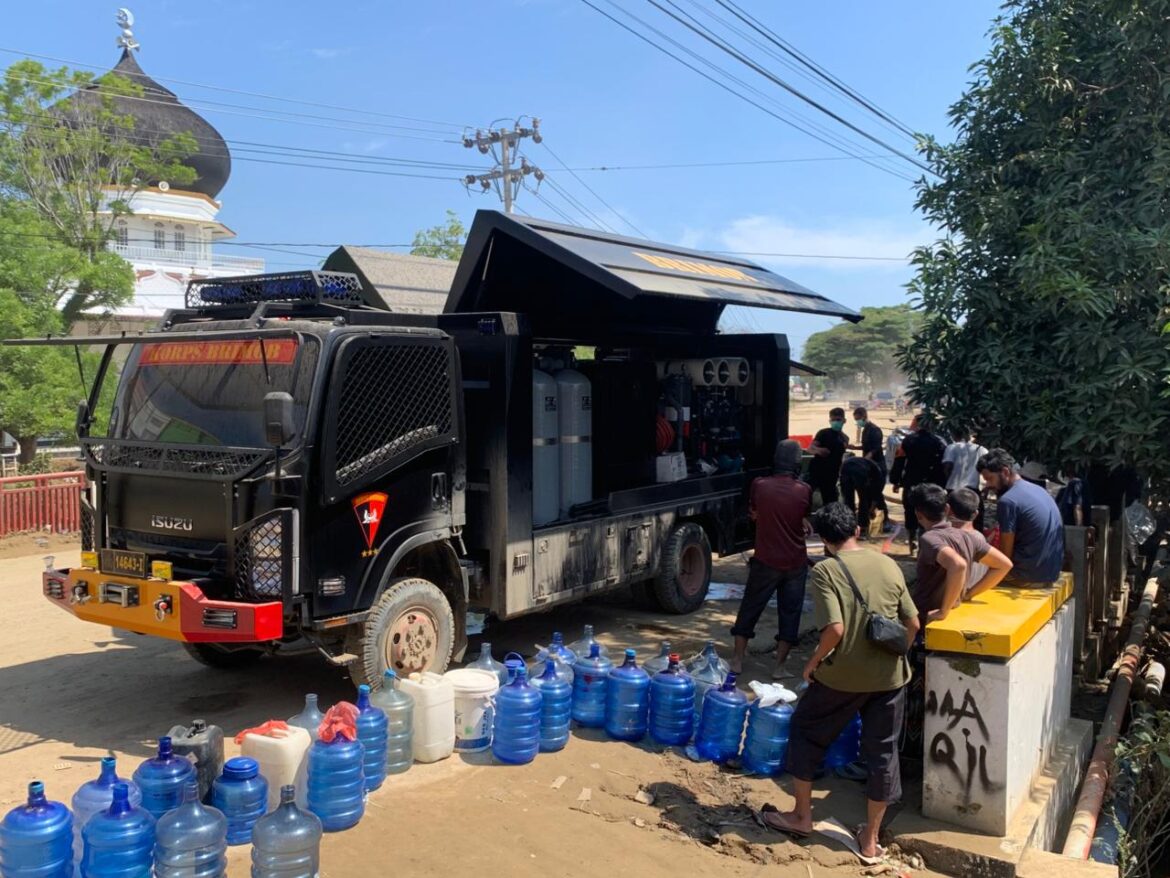 *Polri Salurkan Air Bersih dan Bagikan Masker untuk Warga Terdampak Banjir di Nagan Raya*
