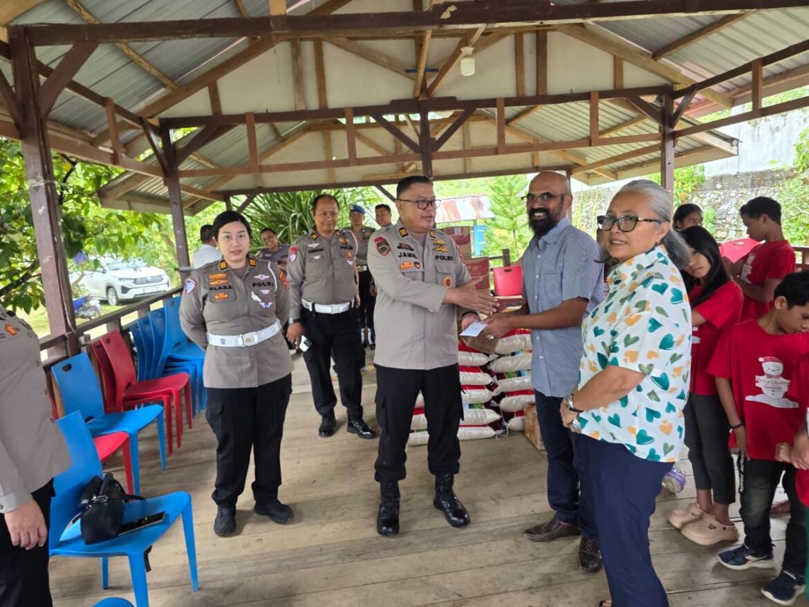 *Anjangsana Natal 2025, Polda Sultra Salurkan Bantuan Sembako dan Perlengkapan*