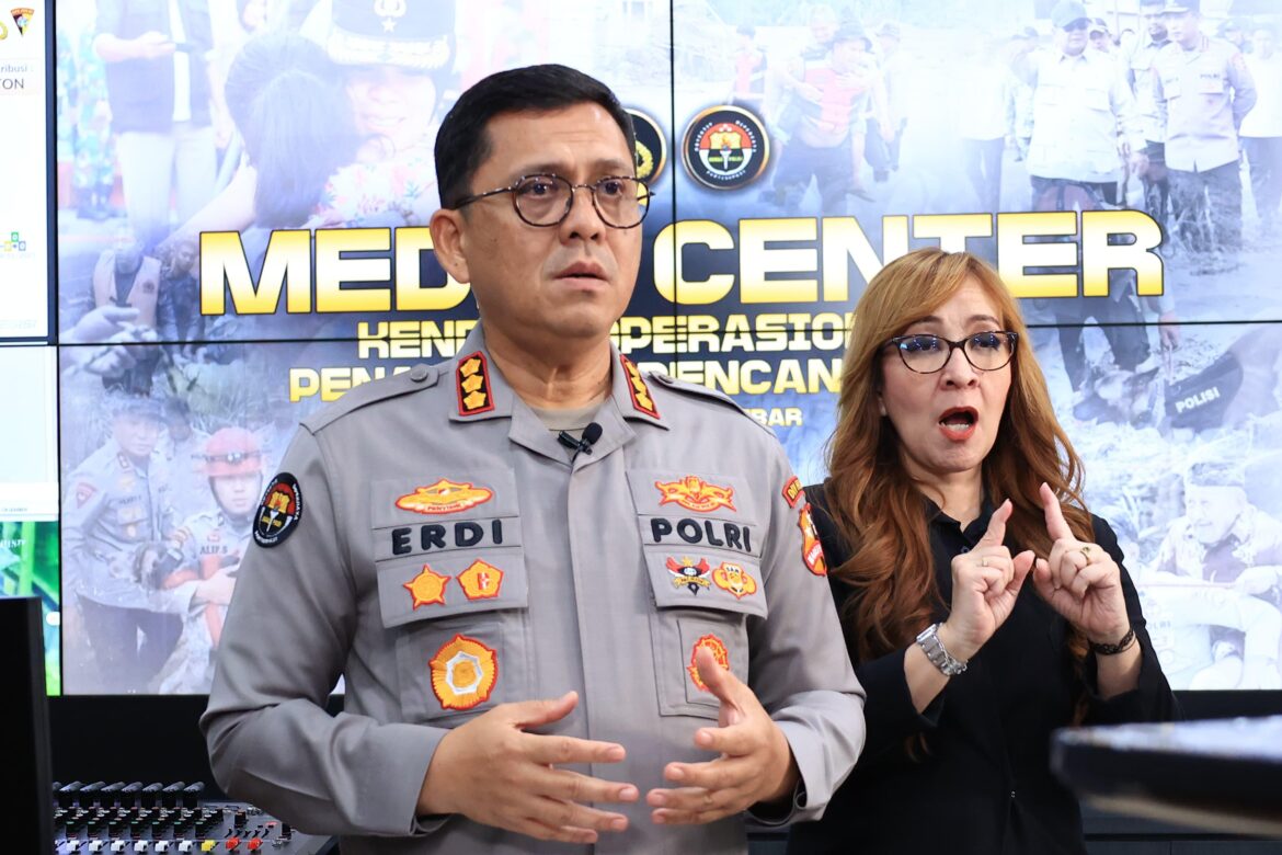 *Polri Distribusi Bantuan Polri Capai 159 Ton, 12 Ribu Personel Dikerahkan*
