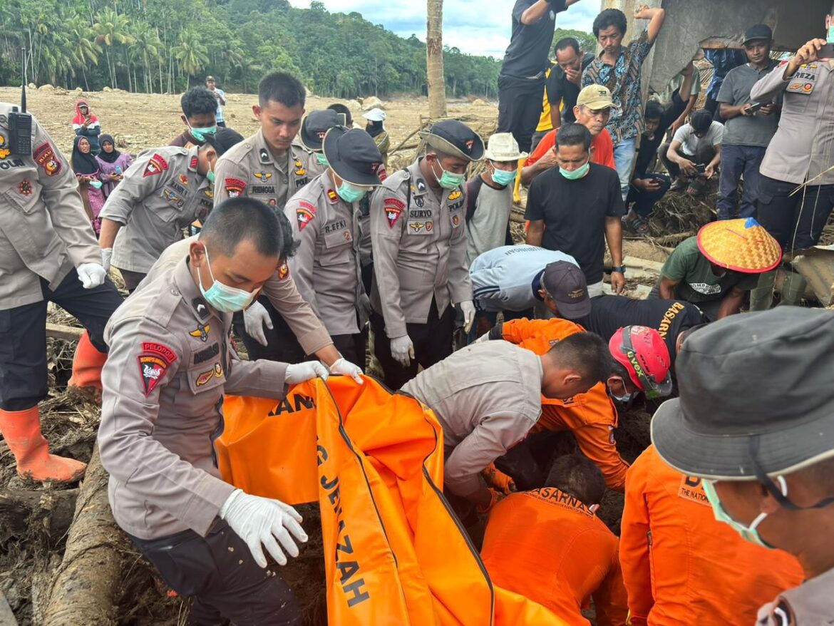 *Tugas Kemanusiaan Berlanjut: Tim Brimob Polda Riau Evakuasi Jenazah Korban Bencana di Kecamatan Palembayan*
