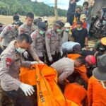 *Tugas Kemanusiaan Berlanjut: Tim Brimob Polda Riau Evakuasi Jenazah Korban Bencana di Kecamatan Palembayan*