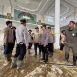 Kapolri Tinjau Pembersihan SD dan Masjid Terdampak Bencana di Aceh Tamiang Kapolri Tinjau Pembersihan SD dan Masjid Terdampak Bencana di Aceh Tamiang