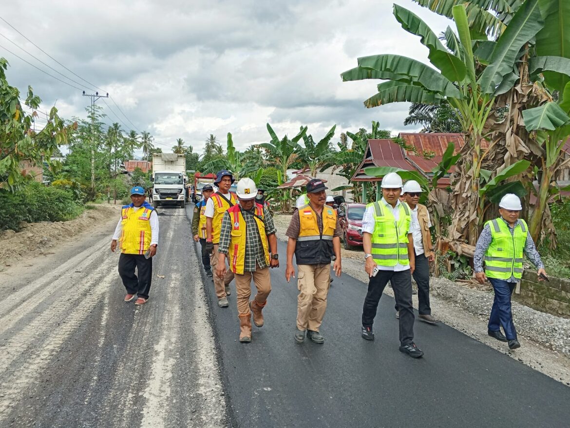 Bupati Luwu Utara Bersama DPRD dan Rombongan Lainnya Tinjauan Langsung Pekerjaan Pengaspalan Ruas Jalan Poros Salulemo-Lara